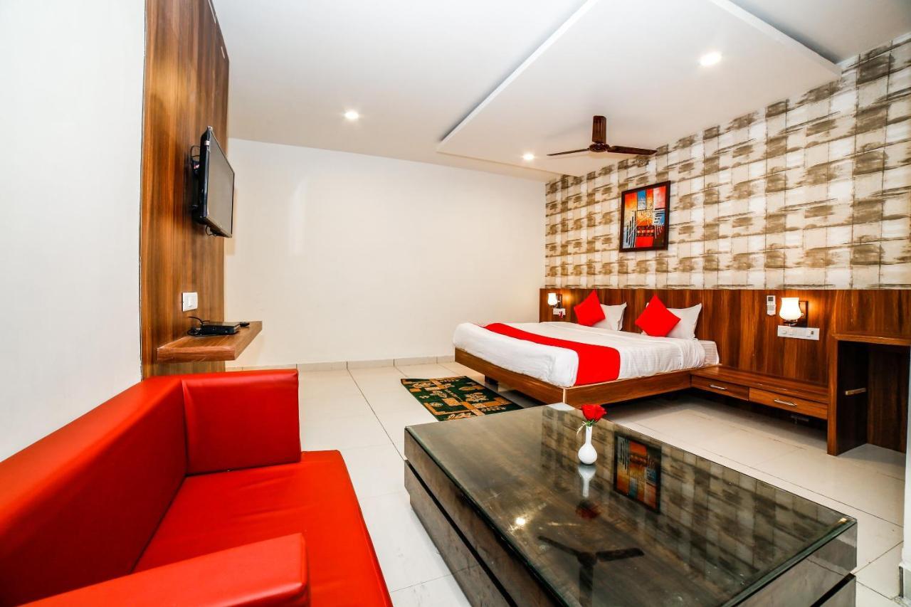 Oyo 35769 Hotel Rishabh Jhānsi Buitenkant foto